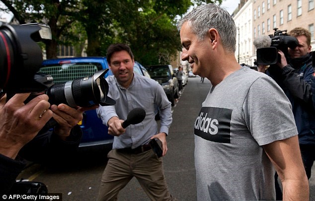 Mourinho vui vẻ sau khi trước báo giới.