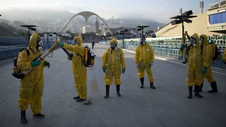 Các nhân viên y tế Brazil triển khai thiết bị diệt muỗi để phòng dịch Zika. Ảnh: AP