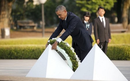 Tổng thống Obama đặt hoa tưởng niệm các nạn nhân vụ thả bom nguyên tử ở Hiroshima. Ảnh AP