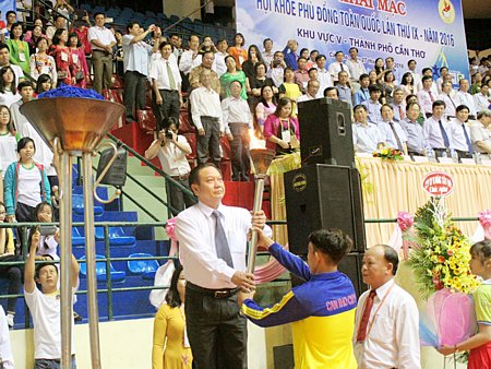  Ngọn đuốc truyền thống được thắp sáng mở đầu cho ngày hội của tuổi trẻ học đường khu vực ĐBSCL.