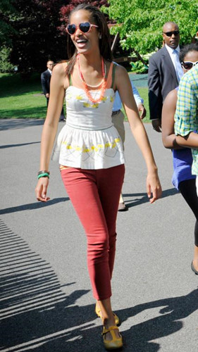 Năm 2011. Malia trẻ trung với áo peplum màu kem, kính hình trái tim.