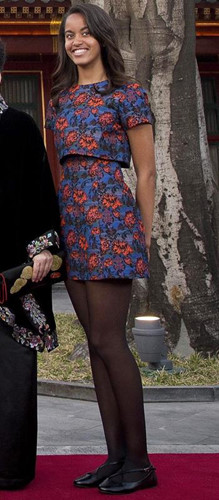 Năm 2014. Malia diện thời trang Topshop trẻ trung