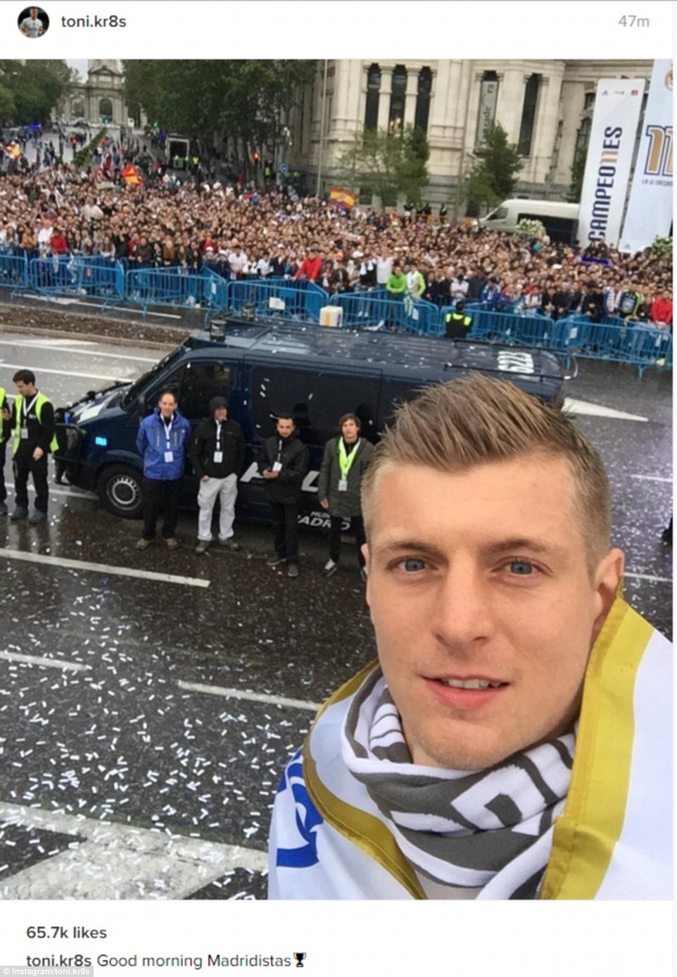 Toni Kroos selfie trước hàng vạn người hâm mộ.