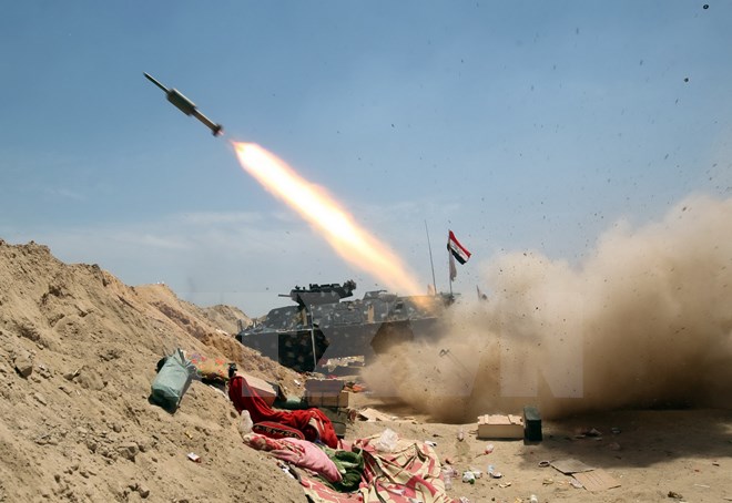 Chính phủ Iraq bắn rocket nhằm vào mục tiêu của phiến quân trong chiến dịch giải phóng Fallujah ngày 26/5. (Nguồn: AFP/TTXVN)