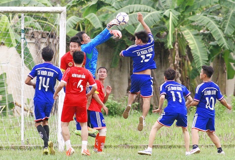 Trận Công an huyện (áo đỏ) thắng Nhơn Bình 7-0.