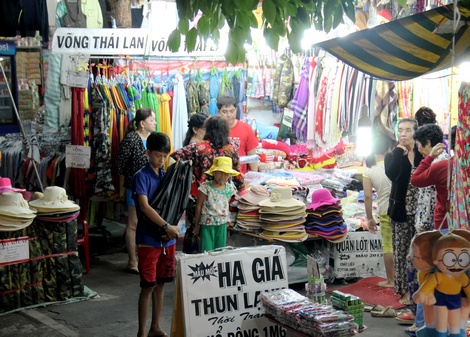 Các con đường như: Châu Vĩnh Tế, Tân Lộ Kiều Nương, Kha Thị Láng, Mai Văn Tạo,..thuộc khu vực Phường Núi Sam, TP Châu Đốc trở nên đông đúc người mua kẻ bán cả ngày lẫn đêm.