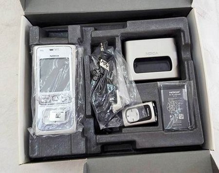 Chiếc Nokia N91 nguyên phụ kiện, một trong những thiết bị anh Khanh quý nhất.