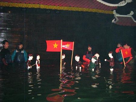 Rối nước, một ẩn dụ cho 20.000 công binh là những con rối bị chính quyền thực dân cưỡng ép sang Pháp làm lính thợ.