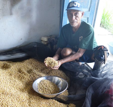 Ông Võ Văn Hải bên số đậu nành chưa bán được.