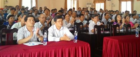 Các báo cáo viên nghe thông tin thời sự tại hội nghị. 