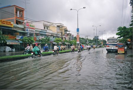 Dùng những tuyến đường làm “kinh thủy lợi” kết hợp xây dựng công trình tràn xả lũ để thoát ngập nhanh cho TP Vĩnh Long.