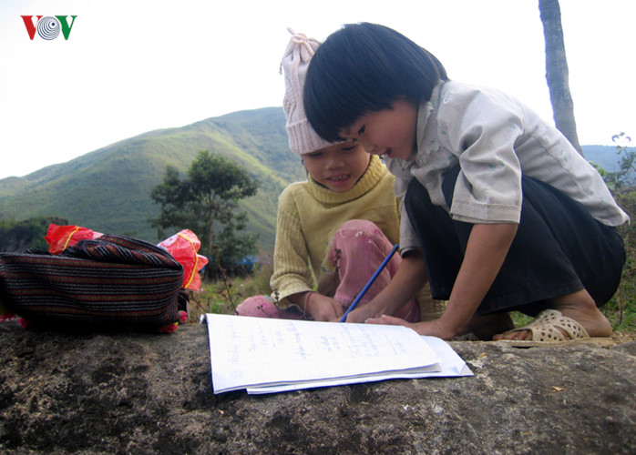 Tranh thủ ôn bài trên bàn đá.