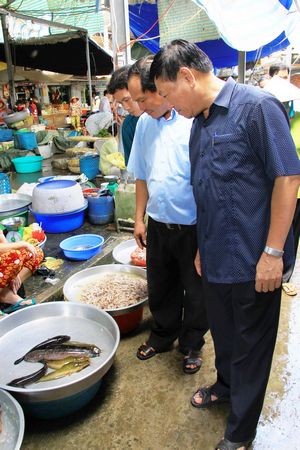 Bí thư Tỉnh ủy- Trần Văn Rón đi khảo sát thực tế các mô hình làm ăn có hiệu quả.