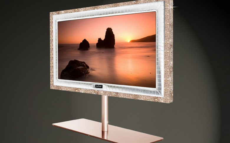 Stuart Hughes Prestige HD Supreme Rose Edition (2,25 triệu USD). Đứng đầu trong top những chiếc Tivi đắt giá nhất thế giới là phiên bản TV màu hồng 55 inch HD đặc biệt. Toàn bộ khung viền được làm từ 28 kg vàng hồng 18 carat, đính 72 vòng kim cương 1 carat, thạch anh tím...