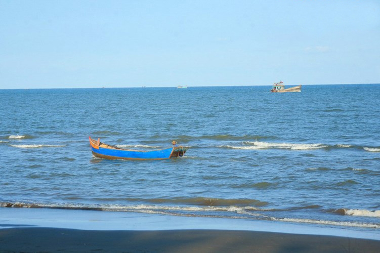 Nằm ở xã Trường Long Hoà, huyện Duyên Hải, tỉnh Trà Vinh, bãi biển Ba Động là một bãi biển đẹp và có bề dày lịch sử của khu vực đồng bằng sông Cửu Long.