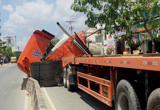 Cuộn thép nặng hàng chục tấn may mắn được dải phân cách chặn lại sau khi rơi xuống đường