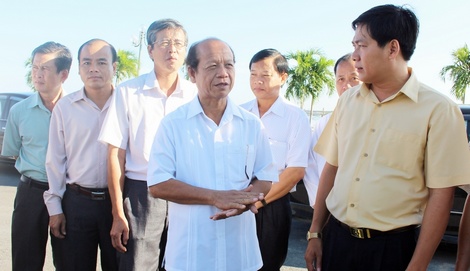 ồng chí Trương Văn Sáu đến tìm hiểu tình hình lấn chiếm đất tại xã Tân Ngãi