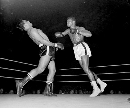 Võ sĩ Muhammad Ali (phải) đang so găng với đối thủ Alex Mitoff vào 7/10/1961 tại Louisville, Kentucky - Ảnh tư liệu của AP