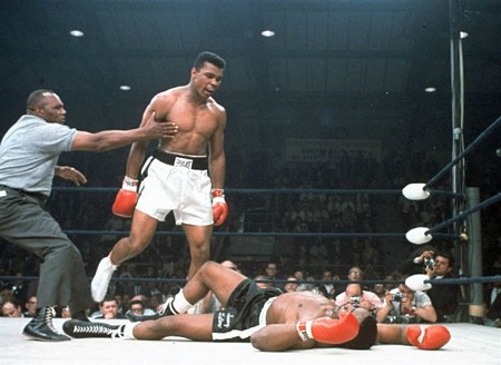 Muhammad Ali hạ Sonny Liston đổ xuống sàm trong trận đấu tại Lewiston, Maine ngày 25/5/1965 - Ảnh: AP