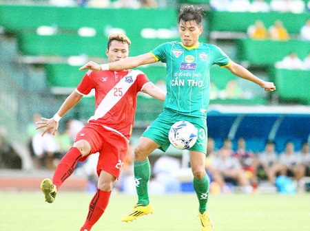 Trận đấu XSKT Cần Thơ (áo xanh) thắng Preah Khan Reach Svay Rieng FC 2-1.