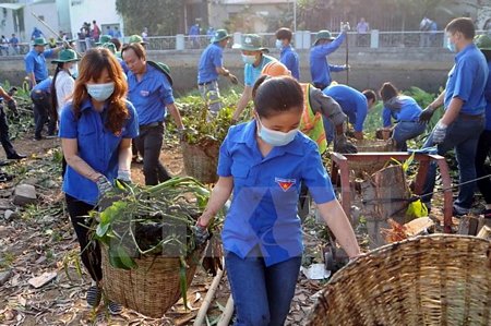 Đoàn viên thanh niên thu gom rác thải ở Thành phố Hồ Chí Minh. (Ảnh: An Hiếu/TTXVN)