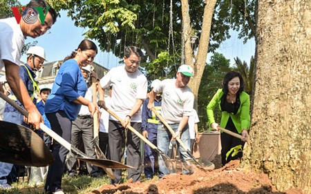  Các đồng chí lãnh đạo Trung ương và TP đã trồng cây tại vườn hoa Lý Thái Tổ.