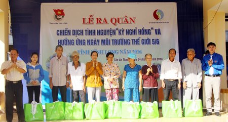 Tặng quà cho hộ nghèo, hoàn cảnh khó khăn