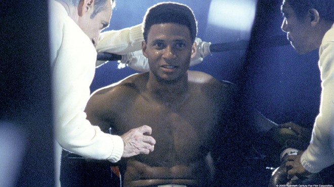 Ali: An American Hero (2000): Bộ phim điện ảnh trên sóng truyền hình chọn David Ramsey (người sắm vai Spartan trong series Arrow lúc này) vào vai Ali. Chuyện phim Ali: An American Hero chủ yếu được kể lại qua những màn hồi tưởng và cũng tập trung vào trận đấu nổi tiếng năm 1974 giữa Muhammad Ali và George Foreman tại quốc gia Zaire. Ảnh: Fox TV