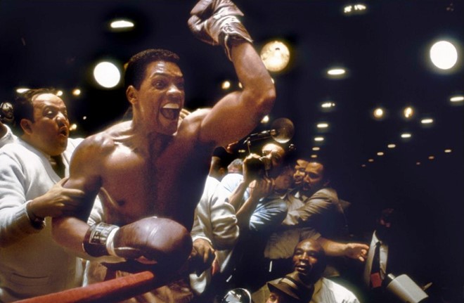 Ali (2001): Đây là tác phẩm điện ảnh nổi tiếng nhất về Muhammad Ali, do đạo diễn Michael Mann thực hiện. Trong phim, Will Smith sắm vai huyền thoại và vai diễn mang về cho tài tử da màu đề cử Oscar Nam diễn viên chính xuất sắc đầu tiên trong sự nghiệp hồi 2002. Phim cũng giúp một cá nhân khác là Jon Voight - cha của minh tinh Angelina Jolie, nhận đề cử Oscar Nam diễn viên phụ xuất sắc năm ấy. Ảnh: Columbia Pictures