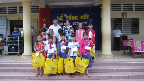 Liên đoàn Lao động tỉnh trao học bổng cho học sinh nghèo vượt khó ở Tam Bình.