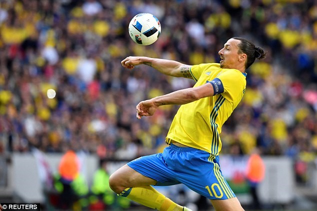 Zlatan Ibrahimovic thi đấu trong màu áo tuyển Thụy Điển. (Nguồn: Reuters)