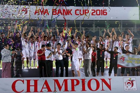 Đội trưởng Lê Công Vinh nâng cao Cúp vô địch Giải tứ hùng quốc tế - AYA Bank Cup 2016. Ảnh: Nguyên Khôi