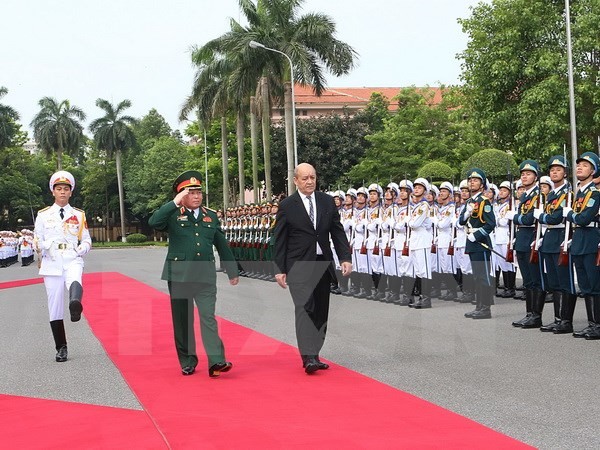 Bộ trưởng Quốc phòng Ngô Xuân Lịch và Bộ trưởng Quốc phòng Pháp Jean - Yves Le Drian duyệt đội danh dự Quân đội nhân dân Việt Nam. (Ảnh: Trọng Đức/TTXVN)