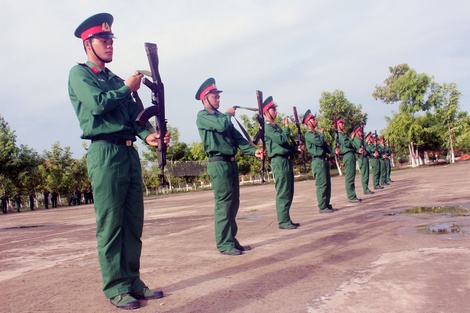 Không ngại khó khăn, chiến sĩ hăng say luyện tập trên thao trường.