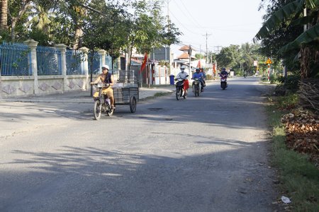 Công viên Bình Tân thu hút đông người dân đến vui chơi, giải trí mỗi chiều.