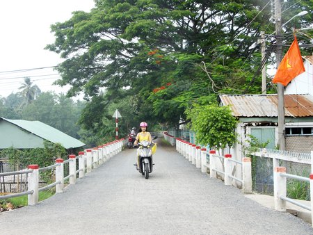 Đường nhựa láng o, xe bon bon chạy.