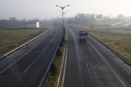 Trời sáng, sau 5 giờ nếu thấy cần thiết mở đèn, hoặc không cần thiết mở đèn khi thời tiết tốt, không bị xử phạt.