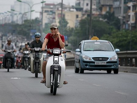 Vừa không đội mũ bảo hiểm, vừa nghe điện thoại khi đi xe máy, trường hợp này sẽ phải chịu 2 mức phạt nặng