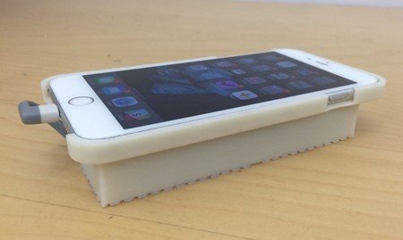 iPhone sau khi được kết nối với lớp vỏ đặc biệt của Lee