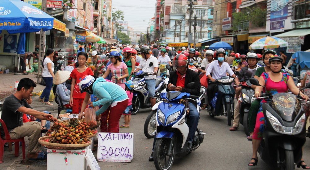 Từ chiều 4/5 (al), chợ đã bắt đầu trở nên đông đúc.