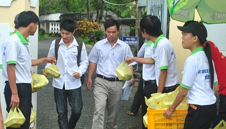 Đội tiếp sức mùa thi đang vận đông những phần ăn miễn phí cho thí sinh khó khăn.