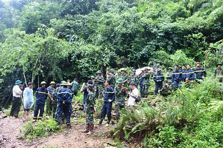 Lực lượng cứu hộ đang nỗ lực để đưa nốt nạn nhân còn lại lên trong chiều nay