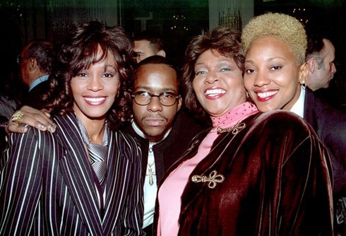 Lần lượt từ trái qua: Whitney Houston, Bobby Brown, bà Cissy Houston và trợ lý Robyn Crawford.