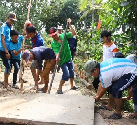 Bạn trẻ tham gia nâng cấp đường đan.