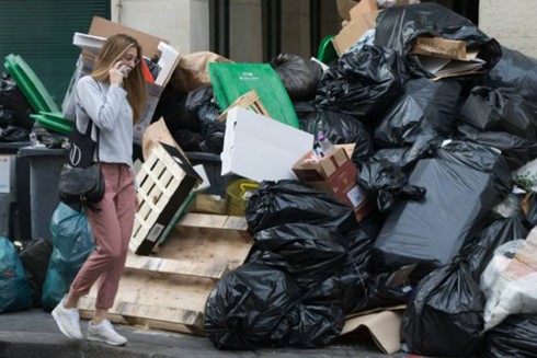 Hình ảnh Paris đầy rác. Ảnh: AFP