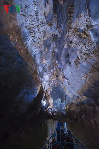 Phong Nha – Kẻ Bàng được ví như một bảo tàng địa chất khổng lồ có giá trị và mang ý nghĩa toàn cầu bởi cấu trúc địa lý phức tạp, tập hợp nhiều loại đá khác nhau như sa thạch, thạch anh, phiến thạch, đá vôi chứa silic, đá mac-nơ, đá granodiorite, đá diorite, đá aplite, pegmatite... 