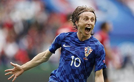 Modric bộc lộ cảm xúc cuồng nhiệt sau pha ghi bàn. Ảnh: Reuters