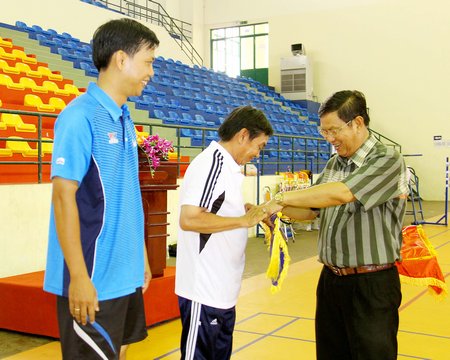 Ông Lê Văn Tâm- Phó Chủ tịch UBND TP Cần Thơ trao giải cho VĐV Nguyễn Văn Hùng (Hội NB Vĩnh Long).