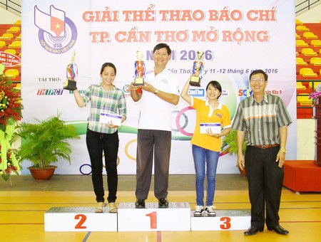 Ông Lê Văn Tâm- Phó Chủ tịch UBND TP Cần Thơ trao giải toàn đoàn cho các đơn vị tại Giải thể thao Báo chí TP Cần Thơ mở rộng lần thứ 15- 2016.