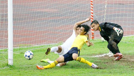 Pha ghi bàn của Minh Hoàng (10), mở tỷ số 1-0 cho đội Vĩnh Long.